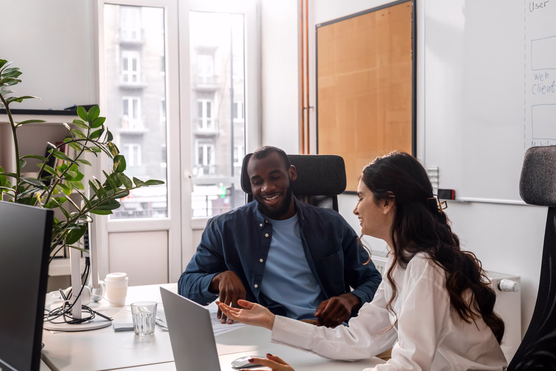 [Visual] Stock 2 people in office