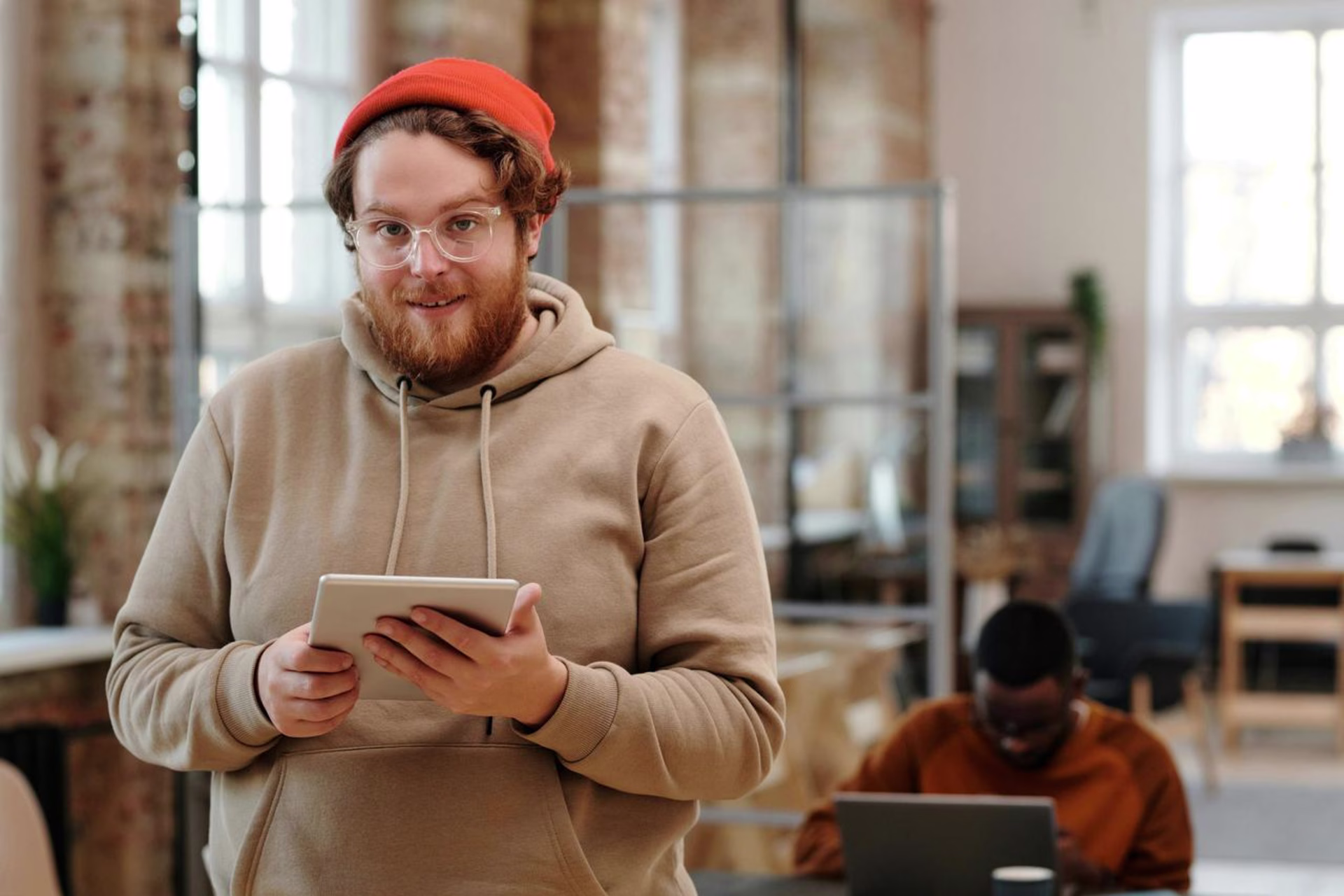 [visual] Whether you're starting an ecommerce business or want to increase your online sales, this comprehensive ecommerce guide will set you up for success.